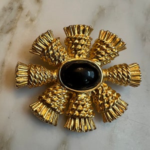 Vintage heavy unsigned gold tone rope style brooch with faux onyx stone