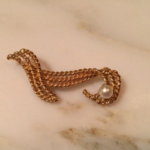 Vintage gold tone twisted metal brooch with pearl accent