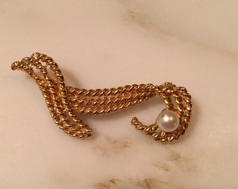 Vintage gold tone twisted metal brooch with pearl accent