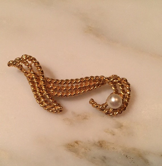 Vintage gold tone twisted metal brooch with pearl… - image 1