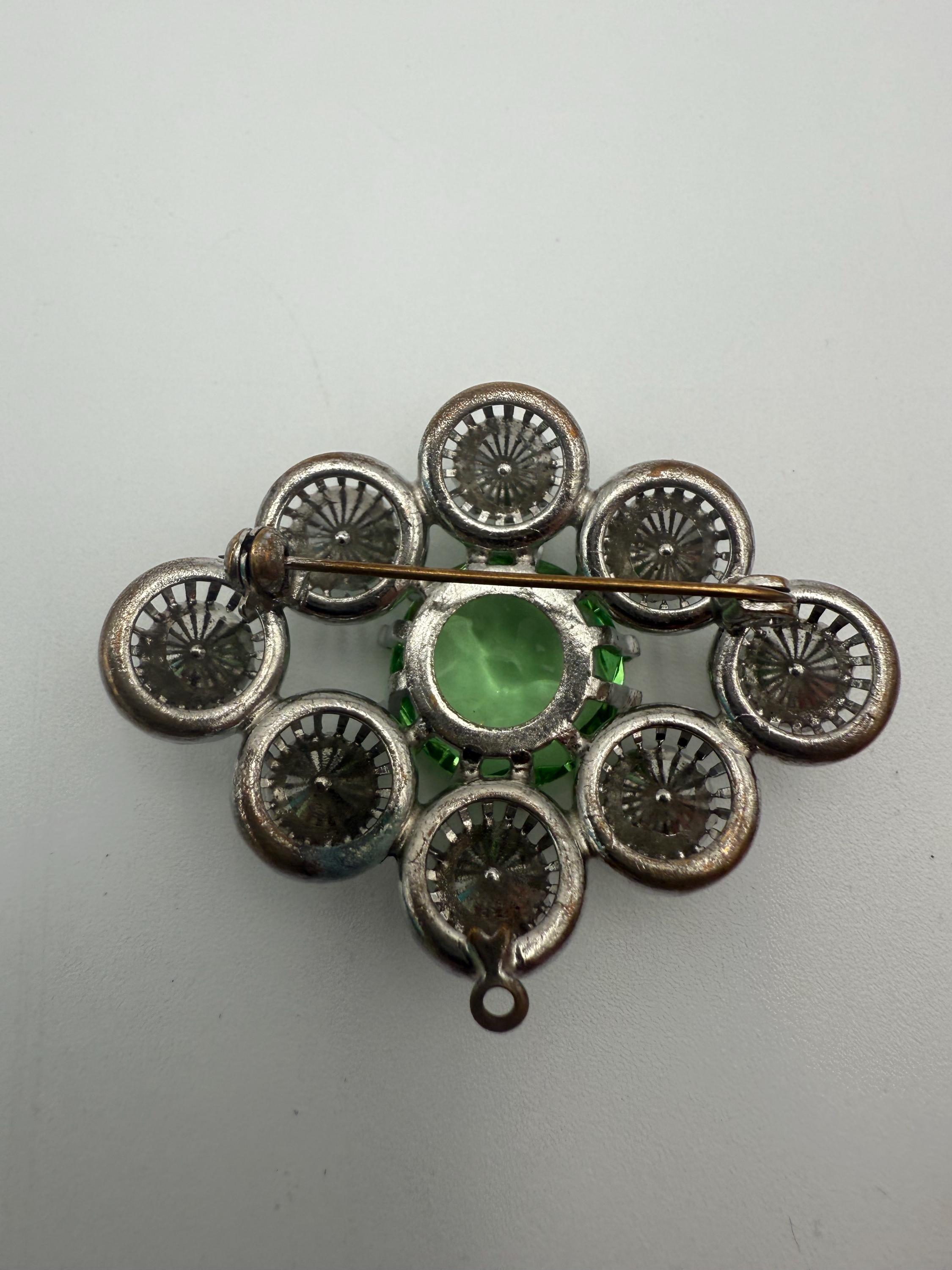 Broche vintage trèfle faite avec des strass verts Swarovski ton or