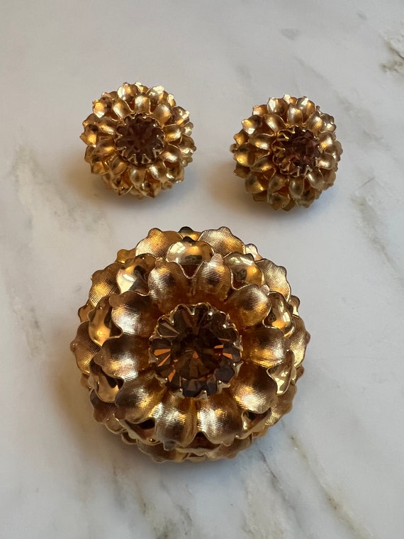 Gorgeous Vintage gold metal dahlia flower brooch … - image 1