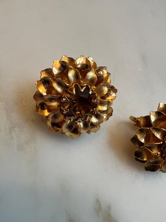 Gorgeous Vintage gold metal dahlia flower brooch … - image 3