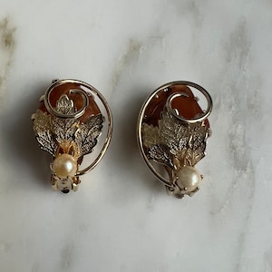 Vintage faux amber gold tone pearl and leaves earrings