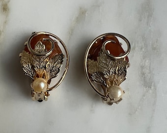 Brincos vintage de âmbar falso com pérola dourada e folhas.