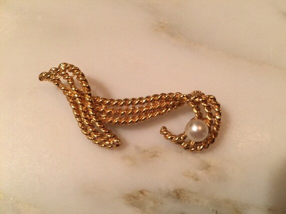 Vintage gold tone twisted metal brooch with pearl… - image 4
