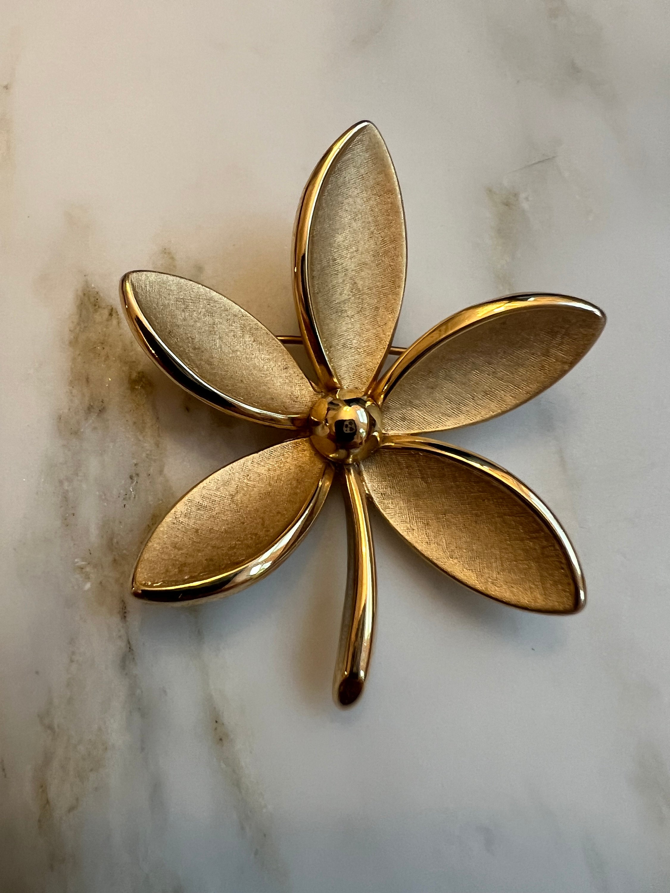 Trifari flower brooch - Etsy 日本