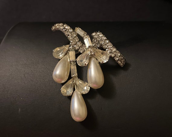 Vintage rhinestone and faux pearl brooch - image 2