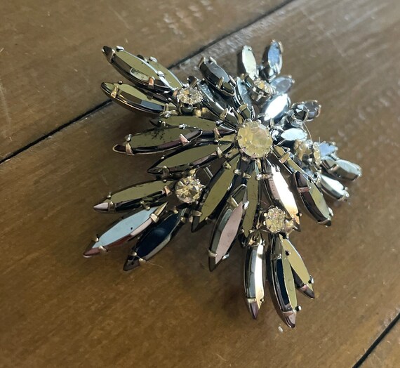 Vintage hematite rhinestone star shaped brooch - image 5