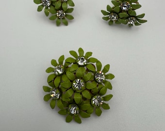 Vintage green enamel rhinestone flowers brooch and earrings setVintage