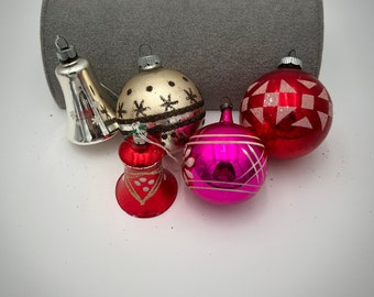 Set of 4 assorted vintage glass Christmas ornaments, in good condition