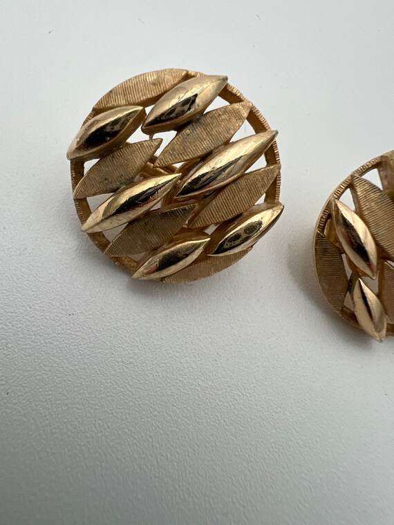 Vintage crown Trifari brushed and shiny gold tone… - image 2