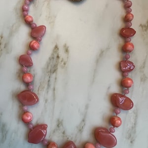 Vintage Vogue signed pink molded glass beaded necklace with clasp