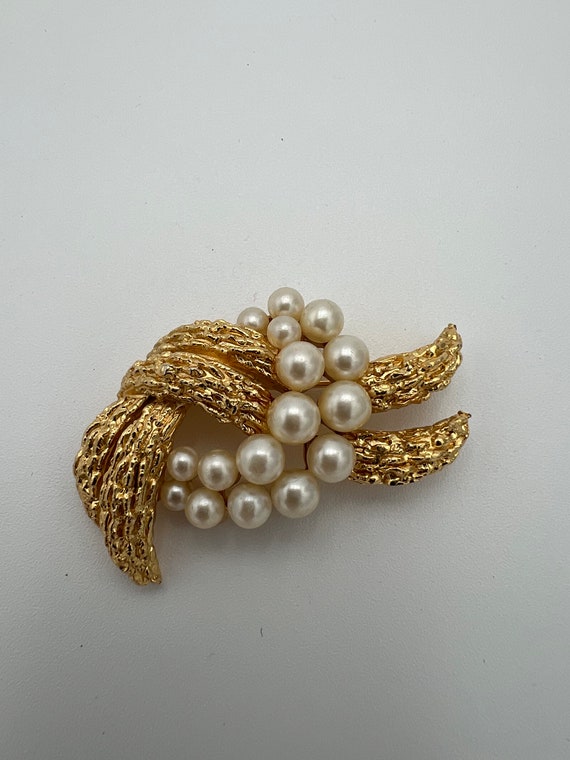 Vintage crown Trifari textured gold and faux pearl
