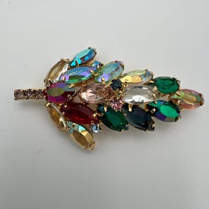 Vintage veelkleurige navette broche met strassteentjes in Juliana-stijl
