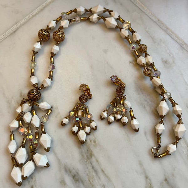 collier et boucles d'oreilles vintage en perles de plastique à facettes blanches et en métal doré avec des accents d'aurores boréales
