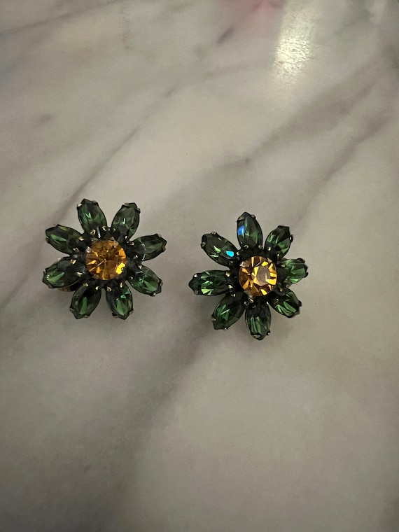 Vintage Weiss green and gold rhinestone flower ear