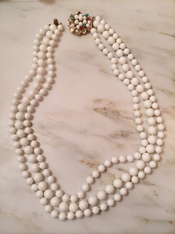 Vintage white beaded necklace with beaded and rhin