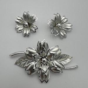 Vintage silver tone flower brooch and earrings set