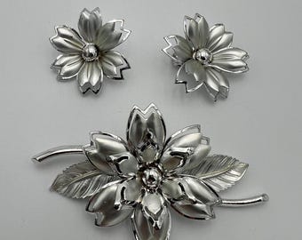 Vintage silver tone flower brooch and earrings setVintage