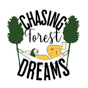 以下が含まれることがあります： 「CHASING Forest DREAMS」のテキストが入ったイラスト。ハンモックでくつろぐ人物が描かれており、黄色と緑色で表現されています。両側に濃い緑色の木があり、デザインは白い背景に配置され、リラックスと自然を連想させます。