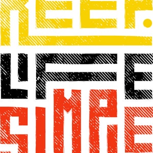Könnte beinhalten: Ein Grafikdesign mit dem Text "KEEP LIFE SIMPLE" in Gelb, Schwarz und Rot. Die Buchstaben sind mit einem gestreiften Muster gestaltet.