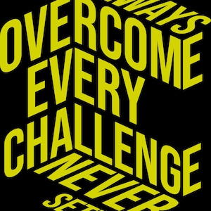 Puede incluir: Gráfico motivacional sobre fondo negro. Las palabras "ALWAYS OVERCOME EVERY CHALLENGE NEVER SETTLE" se muestran en amarillo, en estilo 3D. El texto está dispuesto en un diseño apilado e inclinado.
