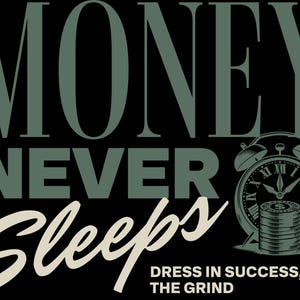 Può includere: Progettazione grafica verde e bianca con il testo "Money Never Sleeps" e una sveglia con una pila di monete. Il testo sotto l'orologio dice "Dress in Success, Wear the Grind."
