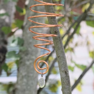Mangiatoia a spirale in rame per frutta: dolcetto per uccelli selvatici e farfalle
