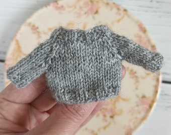Grijze trui voor Maileg Mouse. Miniatuurkleding voor pop. Kleding voor Maileg-muis.