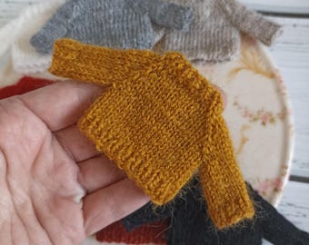 Mosterdtrui voor Maileg-muis. Trui voor Maileg mama, papa, grote zus en broer, kleine broer en zus. Kleding voor Maileg.