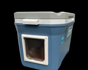Insulated Feral Cat House: Weatherproof Outdoor Shelter with Locking Doors