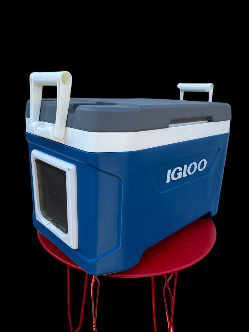 Insulated Outdoor Cat Shelter: Eco-Friendly Feral Cat House Blue/white