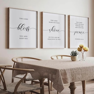 Peut inclure: Trois impressions encadrées avec des citations inspirantes sur la foi et la paix. Les impressions sont en noir et blanc et ont un design simple et moderne. Les citations sont : "Le Seigneur te bénisse et te garde", "Le Seigneur fasse briller son visage sur toi et te soit favorable", et "Que le Seigneur tourne son visage vers toi et te donne la paix. Nombres 6:24-26".