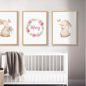 Impressões de arte de parede personalizadas com nomes de bebês | Coelhinho de berçário em aquarela | Conjunto de 3 letras de monograma bege | Pôster de flores azul-marinho | Decoração de quarto de bebê