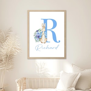 Spersonalizowany plakat ścienny z imieniem dla dziecka: Piotruś Królik | Akwarelowy plakat z uroczym króliczkiem | Grafika z niebieskimi literami Królik | Spersonalizowany wydruk z imieniem do pokoju dziecięcego