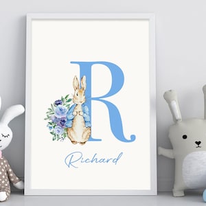 Impresión de arte de pared con nombre de bebé personalizado Peter Rabbit / Póster de conejito lindo de acuarela / Impresión de conejo con letra de monograma azul / Impresión de guardería para bebé