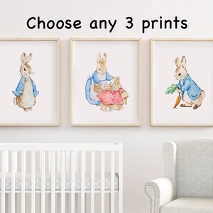 Puede incluir: Tres impresiones enmarcadas con ilustraciones de acuarela de Peter Rabbit. Las impresiones están en una habitación de bebé con una cuna y una silla.