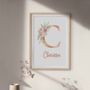 Impressão de parede com nome de bebê personalizado | Floral aquarela blush | Impressão de letras monograma bege | Impressão de flores delicadas | Decoração de parede para berçário de bebê