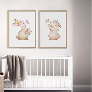 Conjunto de 2 impressões de coelhos para quarto de bebê | Arte de parede fofa de coelho | Decoração de quarto de menina | Pôster de coelhos para quarto de bebê | Arte para impressão em aquarela