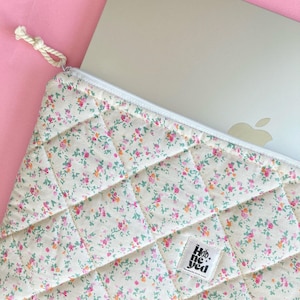 Vadderat rosa laptopfodral för MacBook Air 13 14 15 tum, estetiskt blommigt vadderat laptopfodral, handgjord present till henne, sött MacBook-fodral