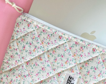 Quilted Pink Laptop Sleeve MacBook Air 13 14 15 inch, Aesthetic Floral Padded Laptop Case, Handmade Gift for Her, Cute MacBook Case