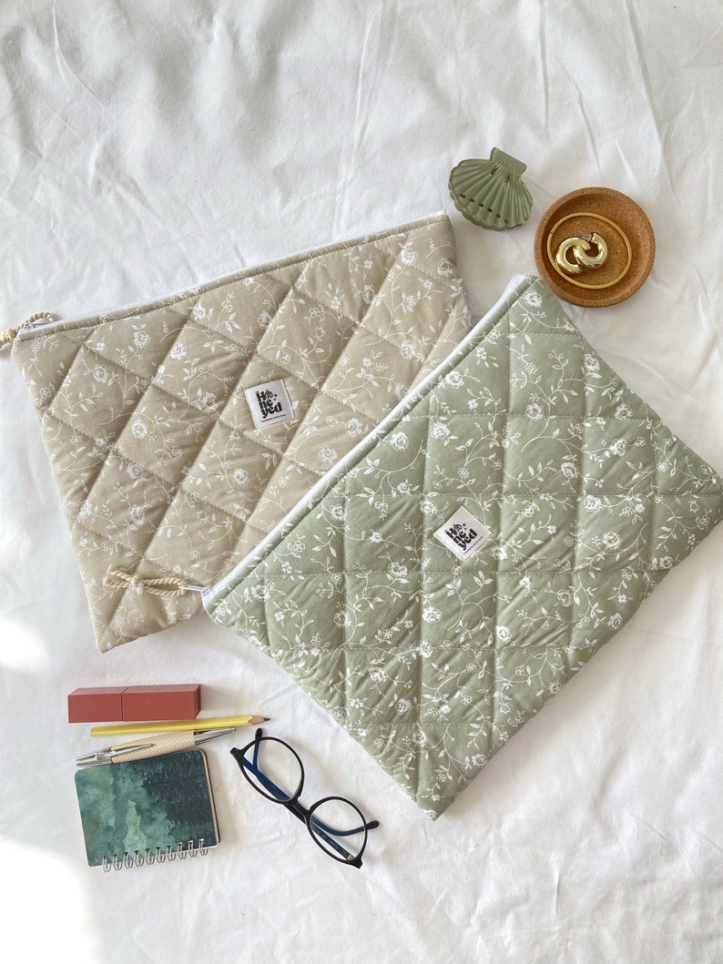 laptop sleeve, gift for her, womens gift, green laptop bag, floral laptop bag, laptop sleeve, beige laptop flat pouch, Cute Laptop Sleeve, Floral Laptop Sleeve, cute laptop bag, Notebook Bag, Quilted Laptop Bag, Macbook bag  13 inch, green laptop bag