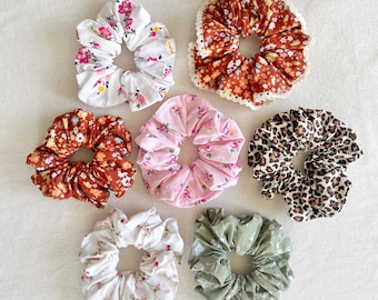 Katoenen scrunchie met bloemen: handgemaakt haaraccessoire