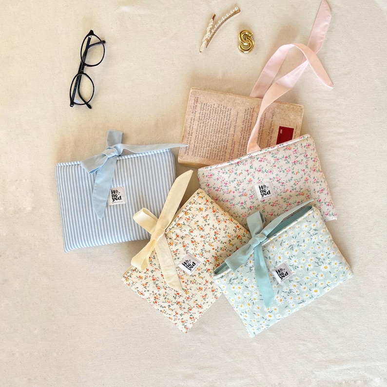 bow kindle sleeve, bow kindle pouch, ,Coquette kindle Sleeve, Floral kindle Sleeve, Kindle cover, paperwhite sleeve, aesthetic kindle signature sleeve, kobo libra sleeve, gifts for her, gifts for mom, gifts for daughter, kindle accessories