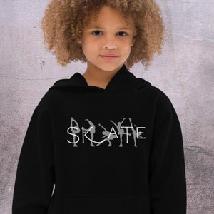 Könnte beinhalten: Schwarzer Kapuzenpullover mit einer weißen Grafik von Eisschnellläufern, die das Wort "SKATE" bilden.