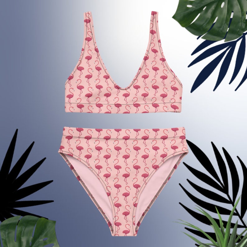 Puede incluir: Conjunto de traje de ba&ntilde;o de dos piezas con un estampado de flamencos rosas sobre un fondo rosa claro. La parte superior es de estilo cuello en V, y la parte inferior de cintura alta completa el conjunto. El traje de ba&ntilde;o est&aacute; dise&ntilde;ado para un ajuste c&oacute;modo.