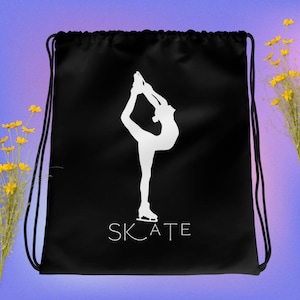 Puede incluir: Bolsa de cordón negra con una silueta blanca de una persona patinando sobre hielo y la palabra "SKATE" impresa debajo.
