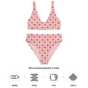 Puede incluir: Un conjunto de bikini de dos piezas con un estampado de flamencos rosas. La parte superior tiene un dise&ntilde;o de cuello en V, y la parte inferior de cintura alta coincide con el estampado de flamencos. La imagen tambi&eacute;n muestra el proceso de fabricaci&oacute;n del poli&eacute;ster reciclado.