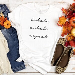 Einatmen Ausatmen wiederholen T-Shirt, Achtsamkeit Shirt, Yoga Shirt, atmen Shirt, Meditation Shirt, Inspiration Motivation Shirt, Gym Tee, Yoga Top